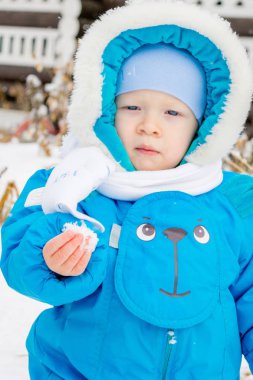 Erkek bebek ilk kar kar, elini tutarak ile sürpriz