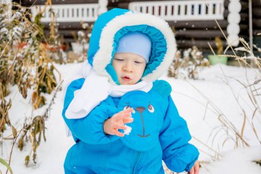 Erkek bebek ilk kar kar, elini tutarak ile sürpriz