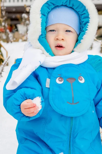 Erkek bebek ilk kar kar, elini tutarak ile sürpriz