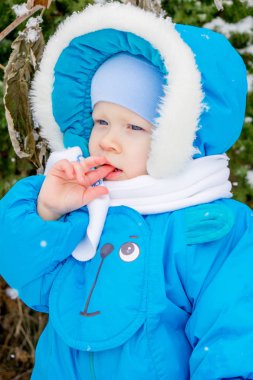 Erkek bebek ilk kar kar, elini tutarak ile sürpriz