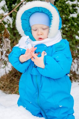 Erkek bebek ilk kar kar, elini tutarak ile sürpriz