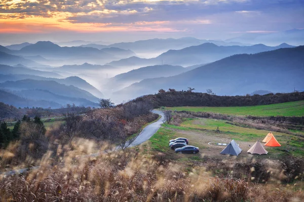 在山顶上露营 — 图库照片