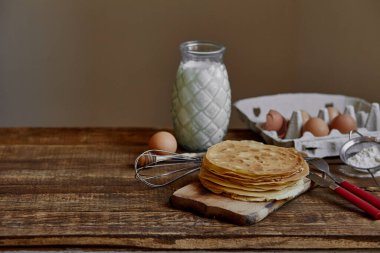 Tahta masada meyveli ve malzemeli krep.