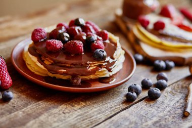 Tahta masada meyveli ve malzemeli krep.