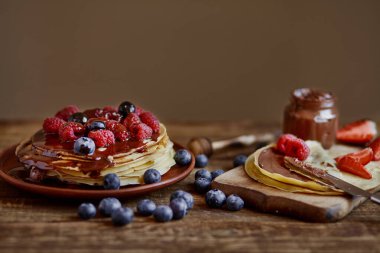 Tahta masada meyveli ve malzemeli krep.