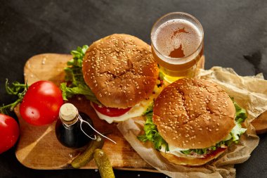 Tahtada biralı burger.