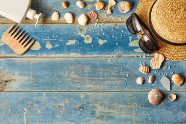 Yüksek açılı yaz manzarası, tatiller, plaj aksesuarları mavi ahşap arka planda fotokopi alanı