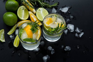 Siyah masada limon ve buzlu taze yaz kokteyli.