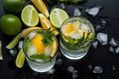 Siyah masada limon ve buzlu taze yaz kokteyli.