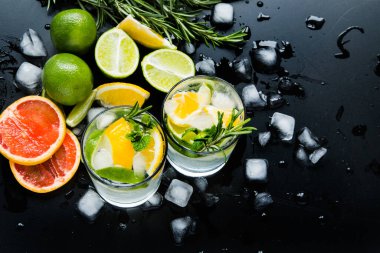 Siyah masada limon ve buzlu taze yaz kokteyli.