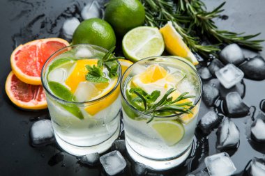 Siyah masada limon ve buzlu taze yaz kokteyli.