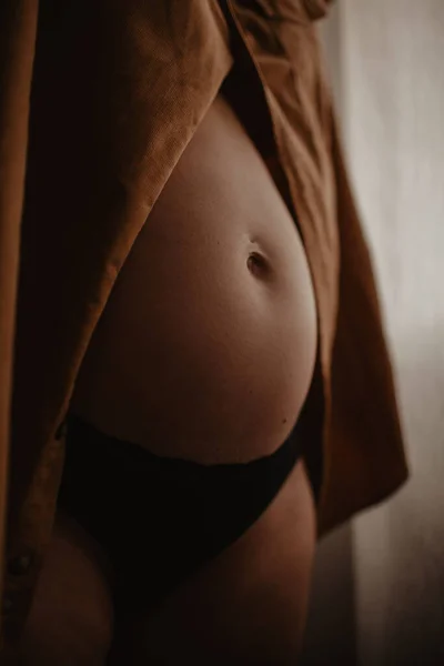 Mujeres Embarazadas Que Permanecen Las Ventanas —  Fotos de Stock