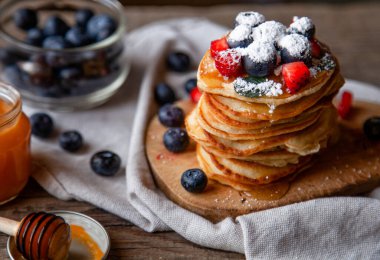 Tahta masada meyveli ve reçelli krep.