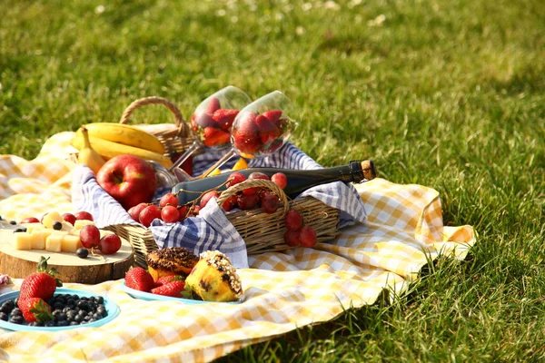 Picknick Sommer Mit Produkten Sandwich Salat Obst Getränk Und Hut — Stockfoto