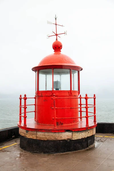 Czerwona Latarnia Morska Nazare Portugalia Mglista Pogoda Obraz Stockowy