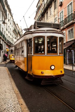 Lizbon 'da sarı tramvay Şirinler caddesinde
