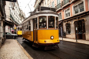 Lizbon 'da sarı tramvay Şirinler caddesinde