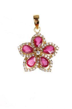 Elmas kolye beyaz üzerine izole 