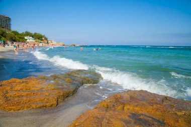 Yaz plajı, mavi gökyüzü ve temiz su denizi.