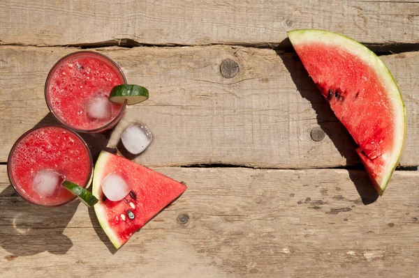 Wassermelone Scheibe Eis Stiel Auf Blauem Rustikalem Holz Hintergrund — Stockfoto