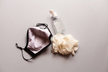 sabun jeli şişe dezenfektanı, maske ve lastik eldiven. Covid-19 için basit bir örnek. Kişisel temizlik..