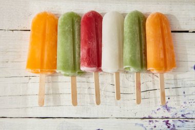 Tahta masada meyveli çubukta dondurma.