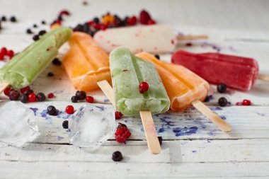 Tahta masada meyveli çubukta dondurma.