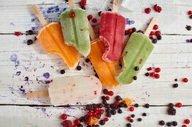 Tahta masada meyveli çubukta dondurma.