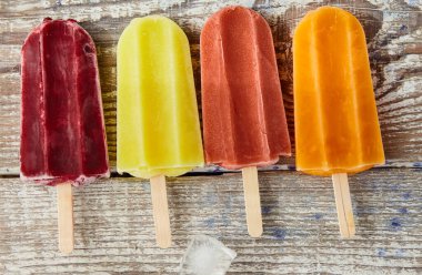 Tahta masada meyveli çubukta dondurma.