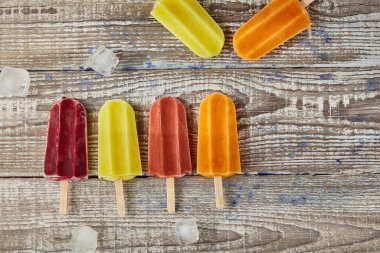 Tahta masada meyveli çubukta dondurma.