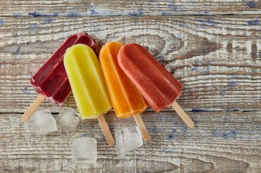 Tahta masada meyveli çubukta dondurma.