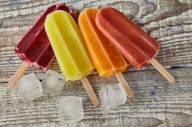 Tahta masada meyveli çubukta dondurma.