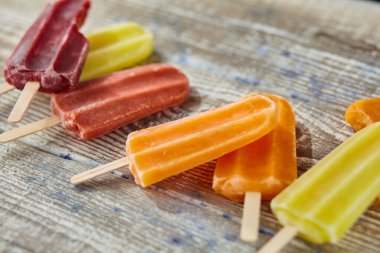 Tahta masada meyveli çubukta dondurma.