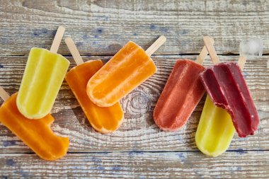 Tahta masada meyveli çubukta dondurma.