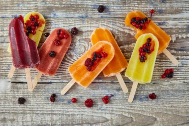 Tahta masada meyveli çubukta dondurma.