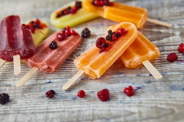 Tahta masada meyveli çubukta dondurma.