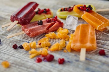 Tahta masada meyveli çubukta dondurma.