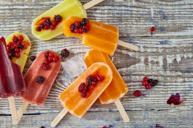 Tahta masada meyveli çubukta dondurma.