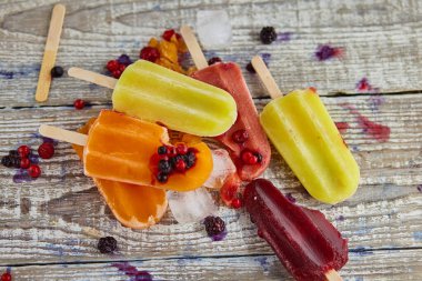 Tahta masada meyveli çubukta dondurma.