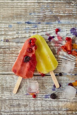 Tahta masada meyveli çubukta dondurma.