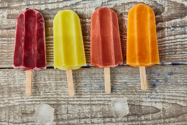 Eis Stiel Mit Obst Auf Dem Holztisch — Stockfoto