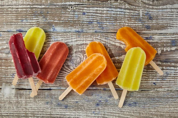 Tahta masada meyveli çubukta dondurma.