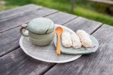 Kore geleneksel çay seti pot Kupası ve aperatif ve tahta kaşık