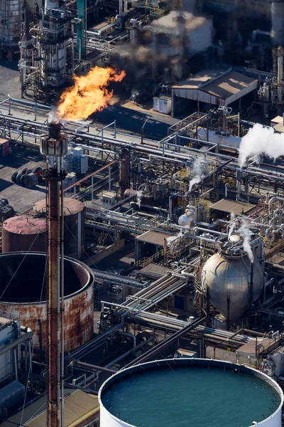 Pilha de incêndio em uma planta petroquímica — Fotografia de Stock