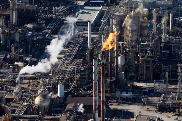 Pilha de incêndio em uma planta petroquímica — Fotografia de Stock