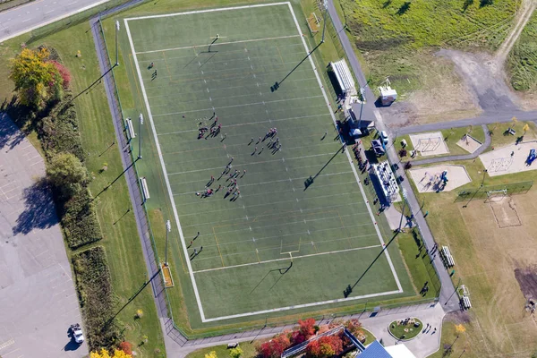 Estilo de vida, juego en el campo de fútbol local — Foto de Stock