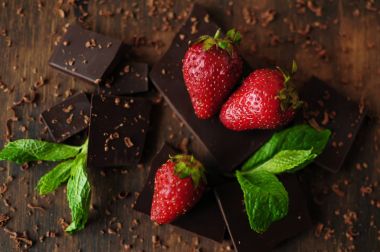 Natürmort çilek ve çikolata ile 