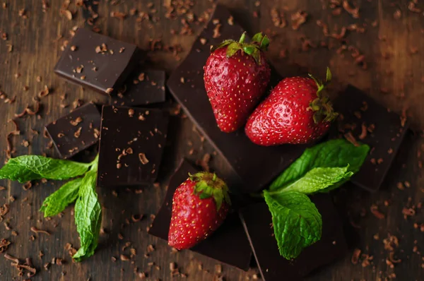 Natürmort çilek ve çikolata ile 