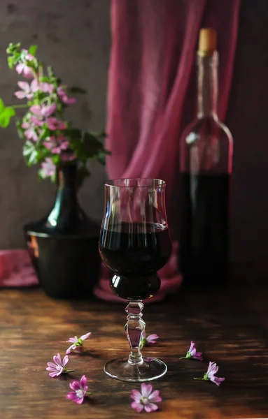 Nature morte avec un verre de vin. — Photo