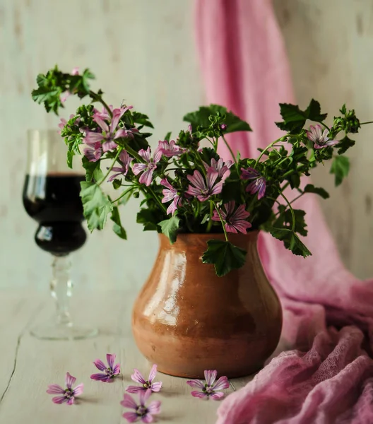 Bir kadeh şarapla hayat devam ediyor.. 
